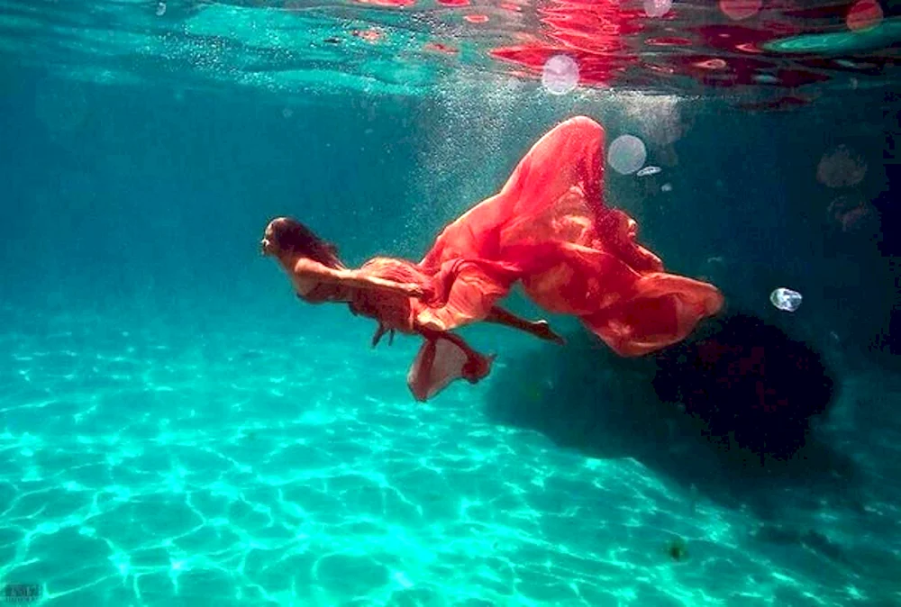 Mädchen im Kleid unter Wasser