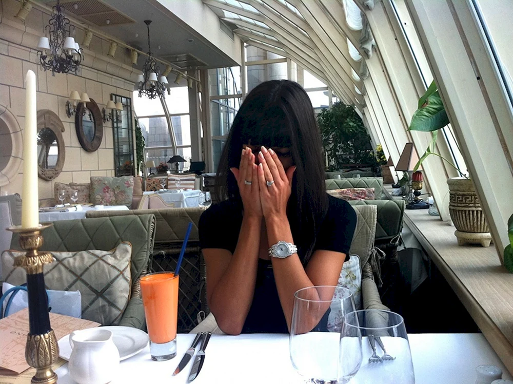 Mädchen im Restaurant ohne Gesicht