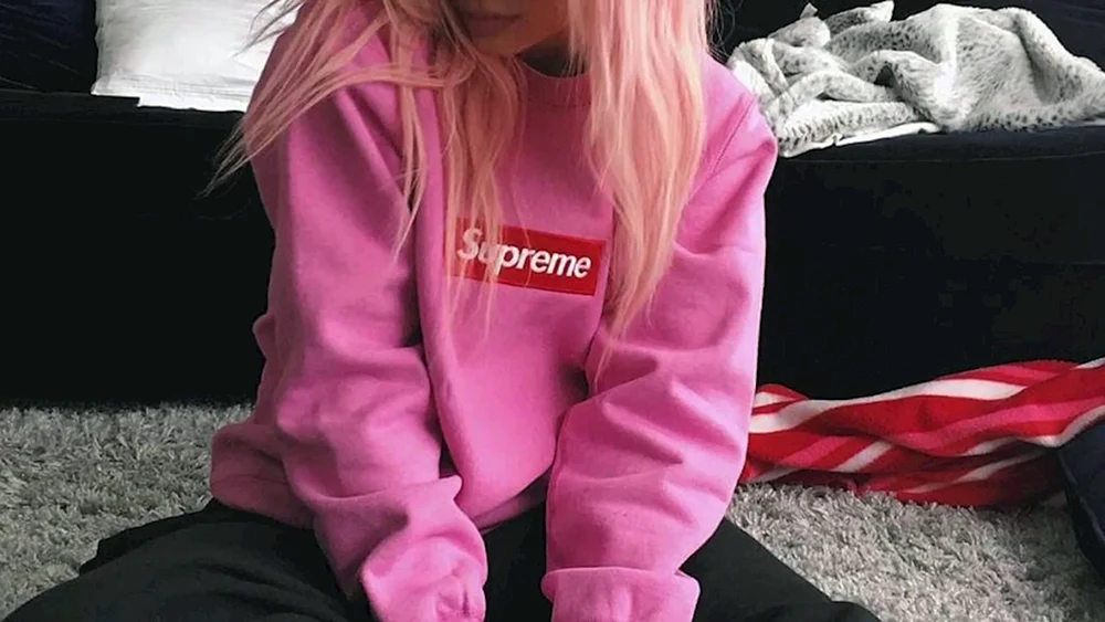 Mädchen im rosa Pullover