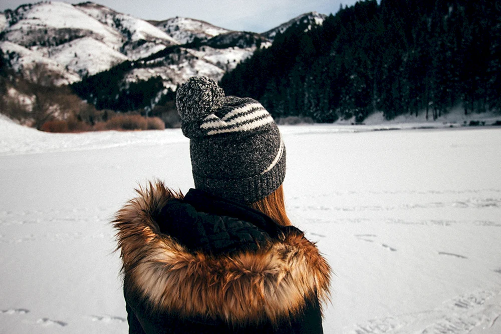 Mädchen mit Hut im Winter