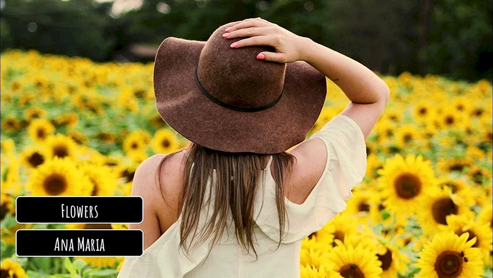 Brunette mit Blumenstrauß