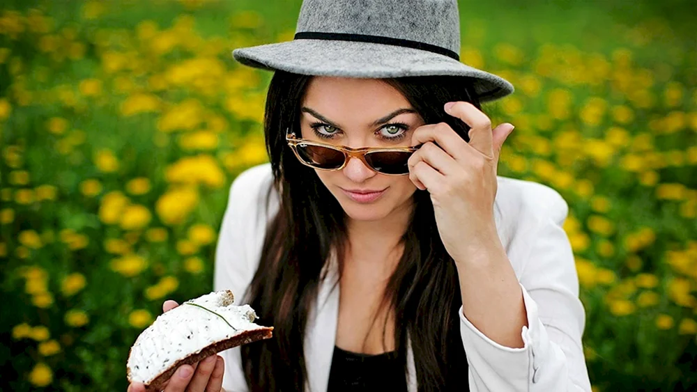Mädchen mit Hut und Brille