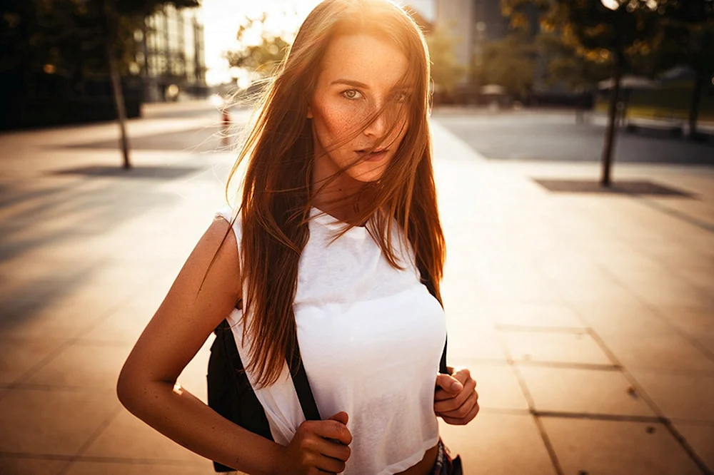 Mädchen in der sonnigen Stadt