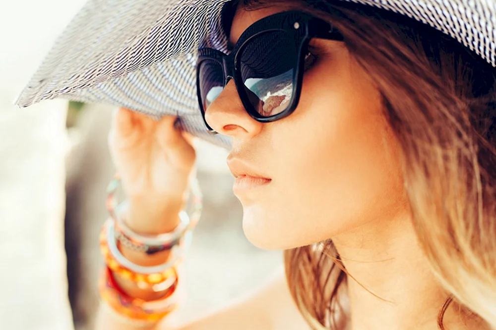 Mädchen mit Sonnenbrille Brille