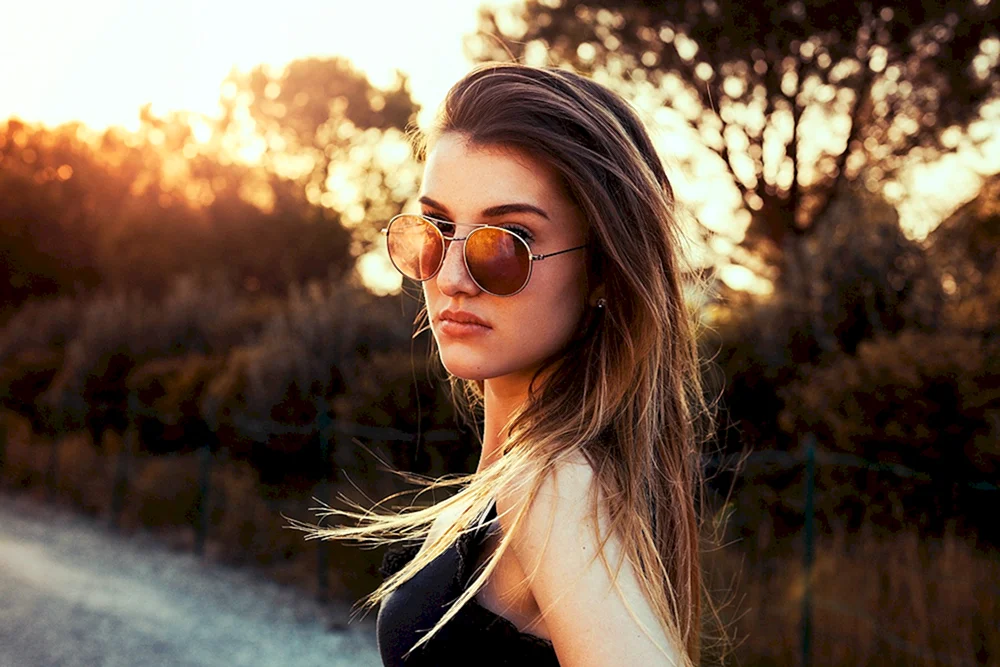 Mädchen mit Sonnenbrille
