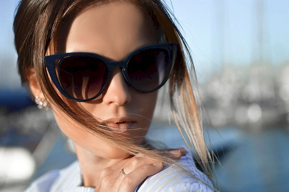 Blondinen mit Sonnenbrille