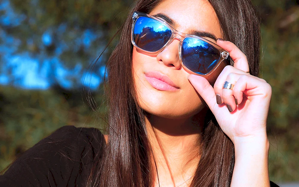 Mädchen mit Sonnenbrille