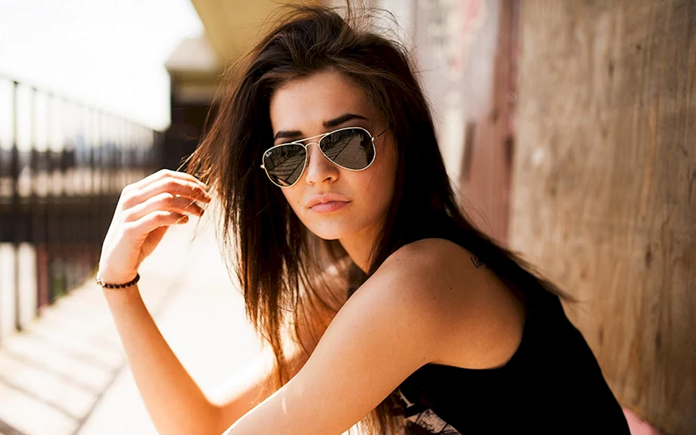 Mädchen mit Sonnenbrille