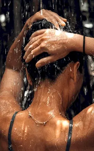Mädchen in tropischer Dusche