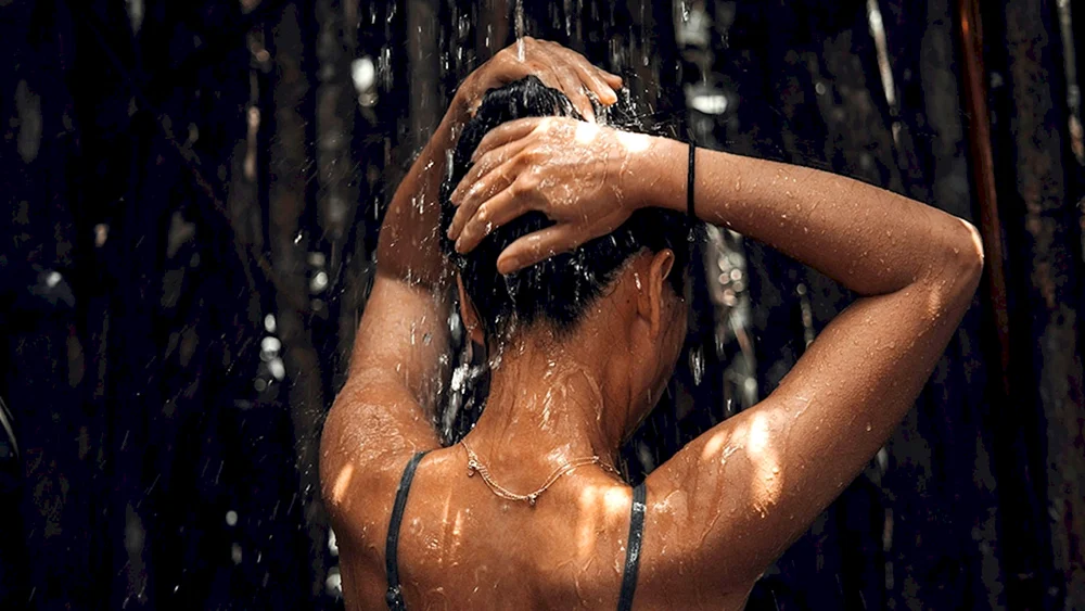 Mädchen in tropischer Dusche