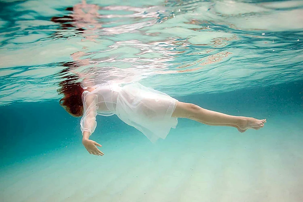 Mädchen unter Wasser
