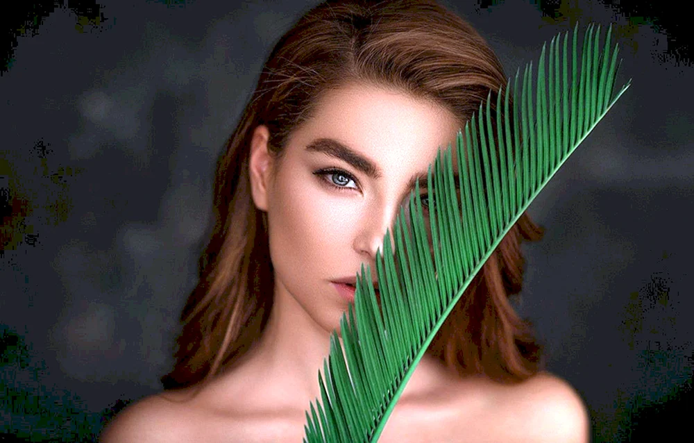 Mädchen. grünes Mädchen unter einer Palme