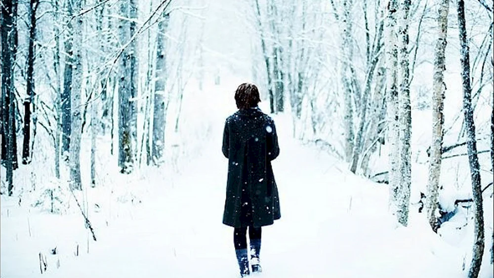 Mädchen im Winterwald