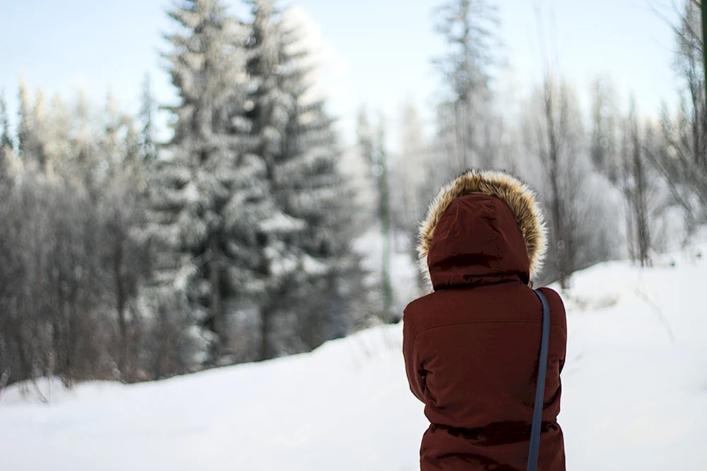Mädchen im Winterwald mit Rücken