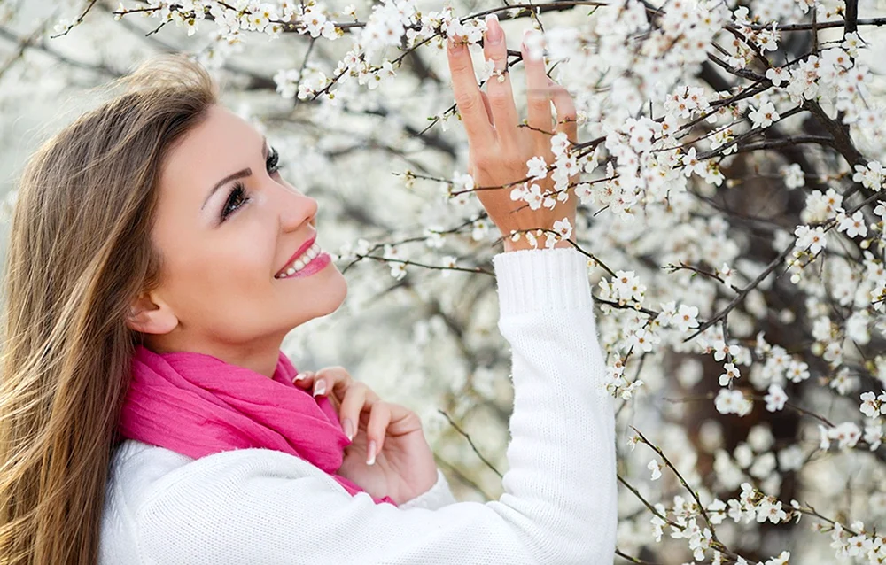 Frühlingsmädchen in blühenden GärtenNatalya Fedulkina