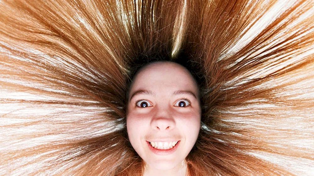 Mädchen mit zerzaustem Haar