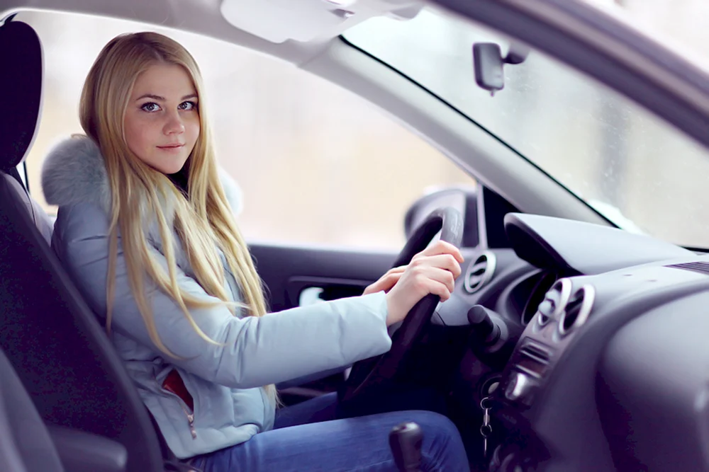 Blondine hinter dem Steuer