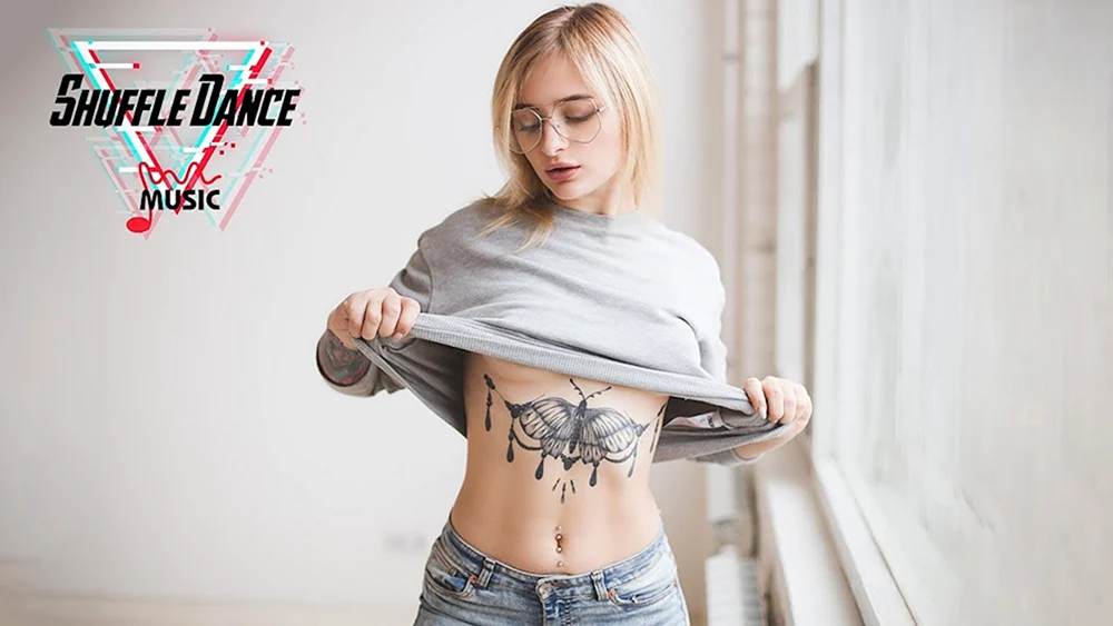 Mädchen zieht ihr Top hoch