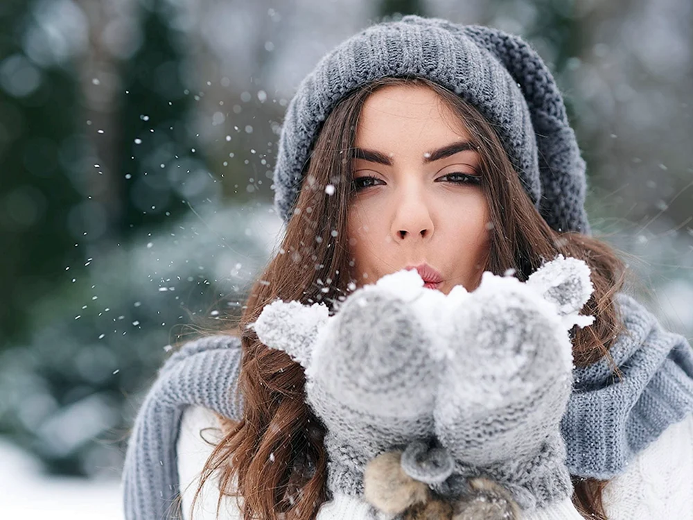 Mädchen im Chapeau winter