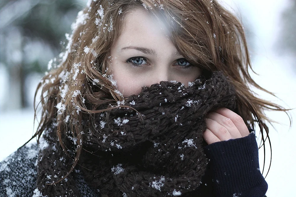 Hübsche Mädchen in Winterkleidung