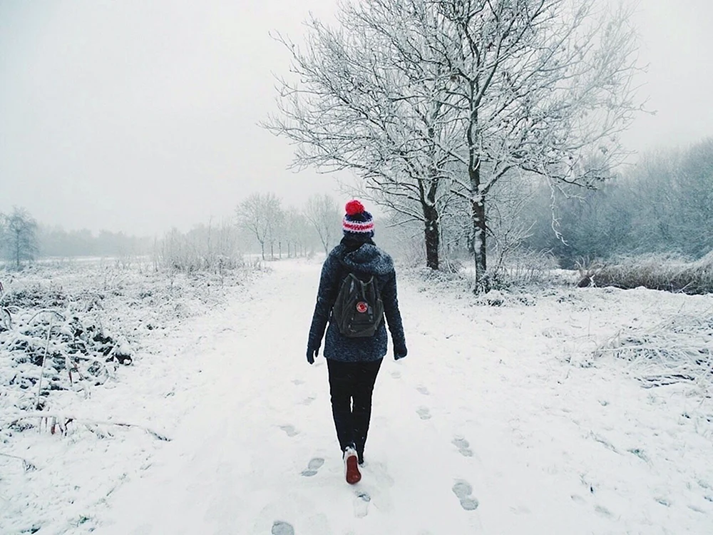 Mädchen im Winter von hinten