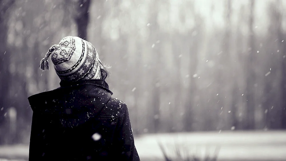 Mädchen im Winter mit Rücken im Winter