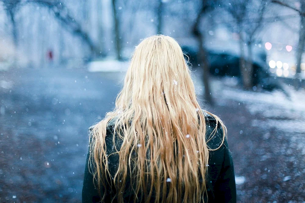 Blondine im Winter mit Rücken