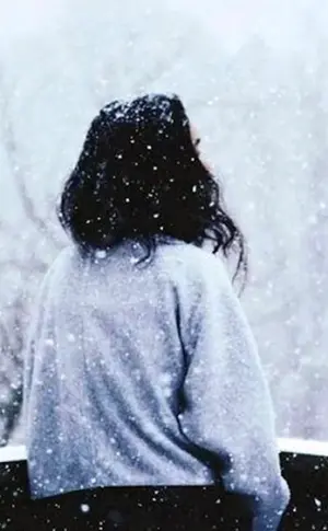Mädchen im Winter von hinten