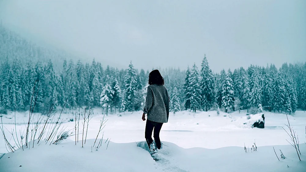 Mädchen im Winter im Wald mit Rücken