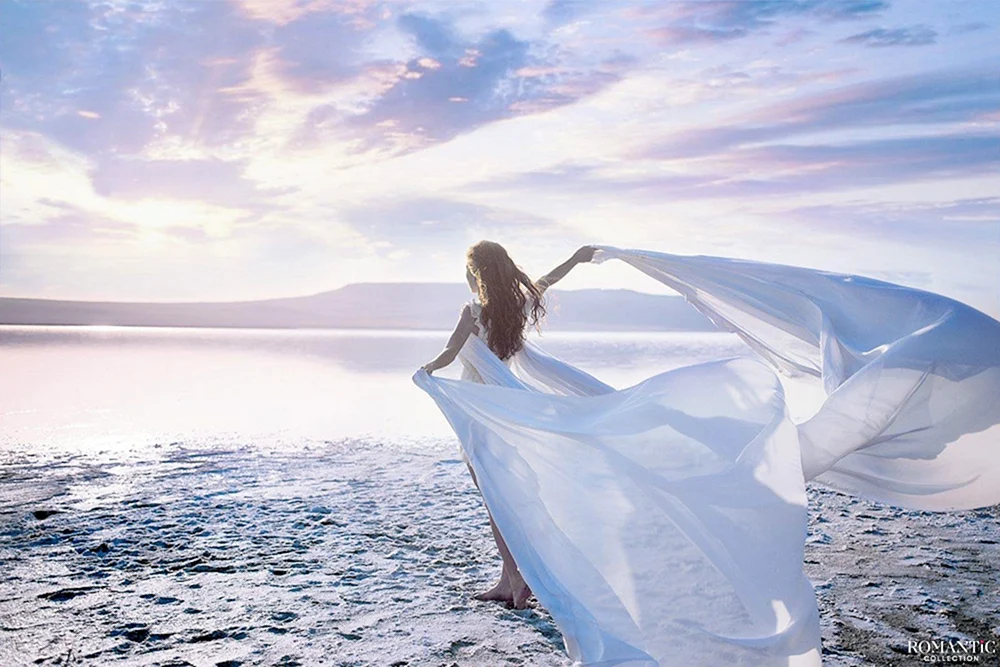 Brunette Mädchen am Meer von hinten