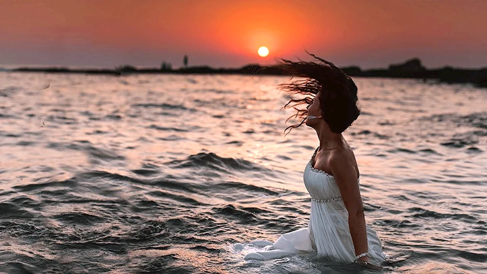 Brunette am Meer von hinten