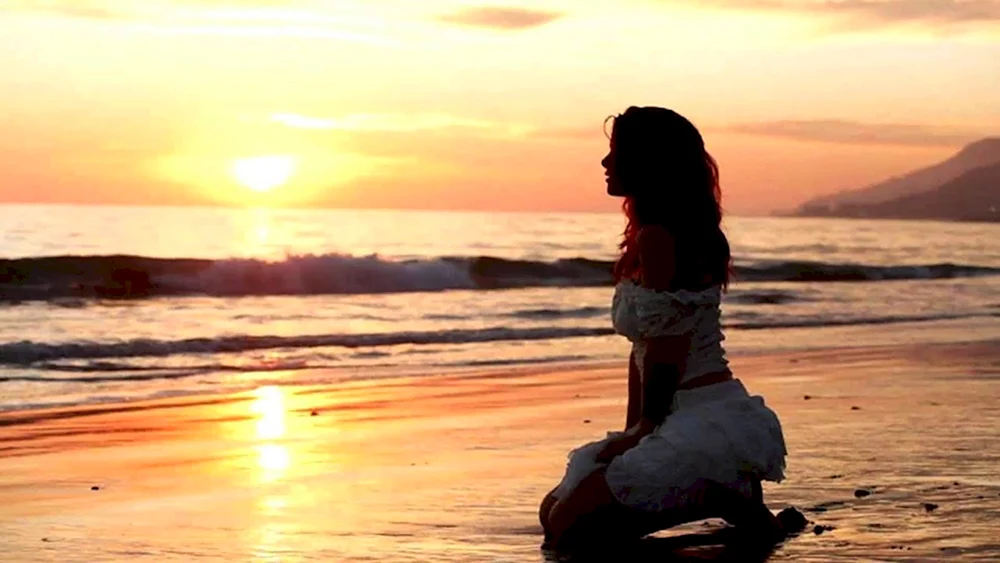 Mädchen am Meer. kurzhaariges Mädchen am Meer