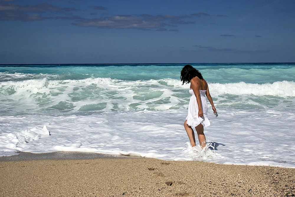 Mädchen mit Hut am Meer