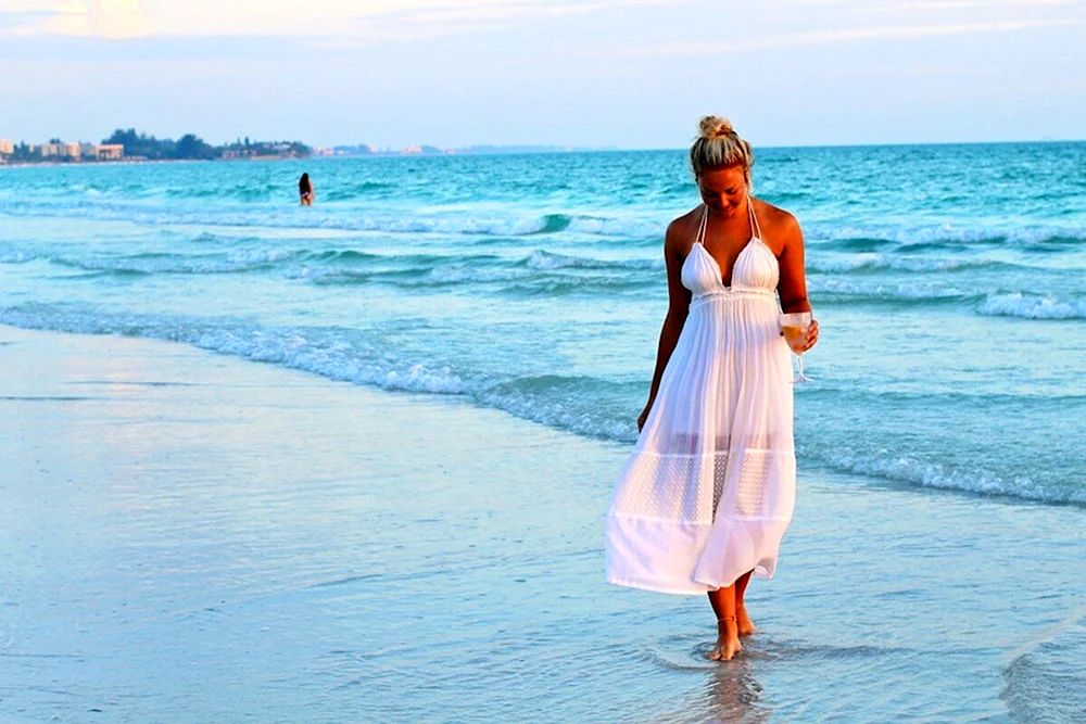 Irina Prikhodko im Badeanzug Ein Mädchen mit Hut am Meer