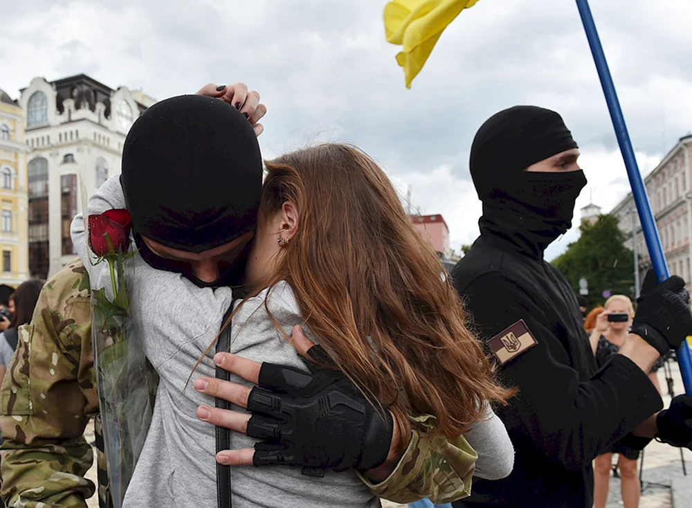 Mädchen in Maske mit Maschinengewehr