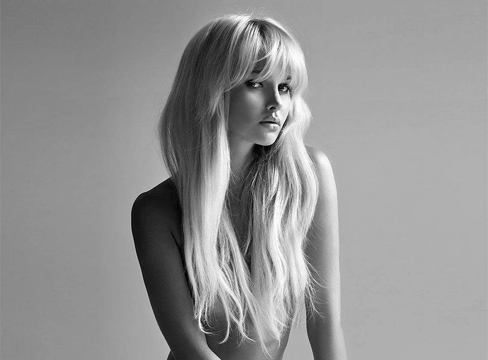 Mädchen blond mit Pony