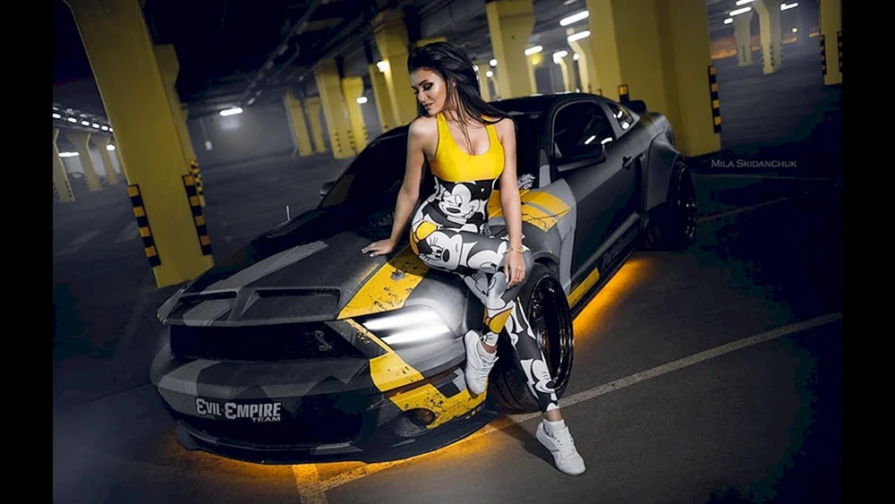 Mädchen und Autos