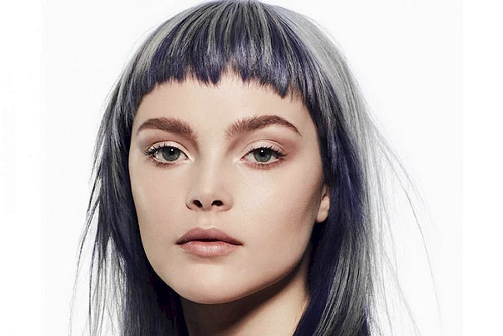 Mädchen mit kurzem Pony