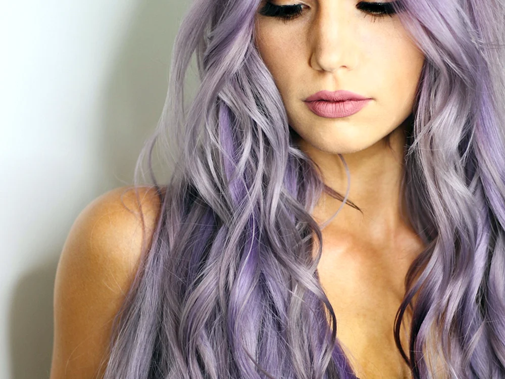Mädchen mit unkonventioneller Haarfarbe