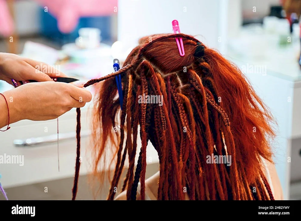 Mädchen mit orangefarbenen Dreadlocks Foto