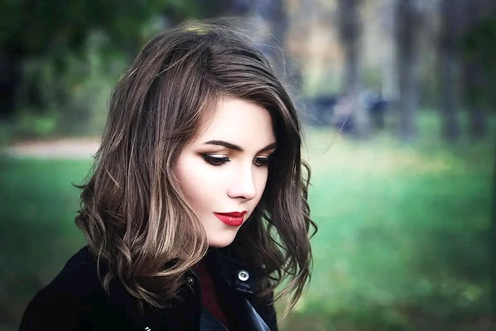 Mädchen mit schulterlangem Haar