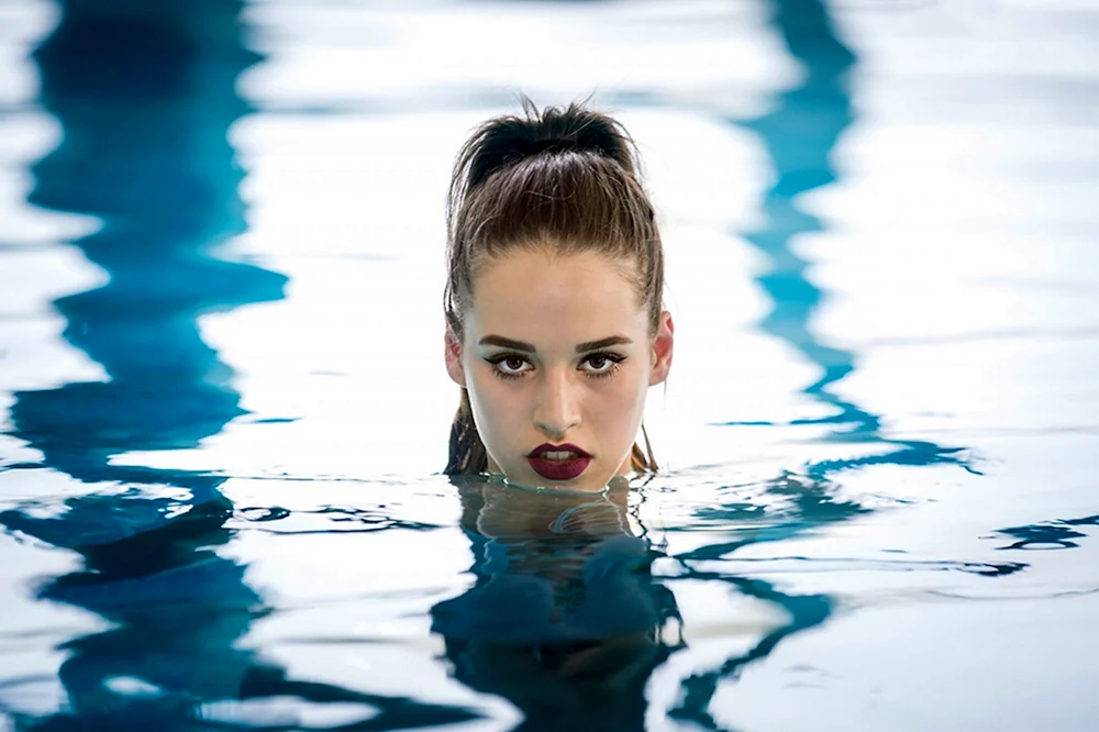 Mädchen im Poolkopf