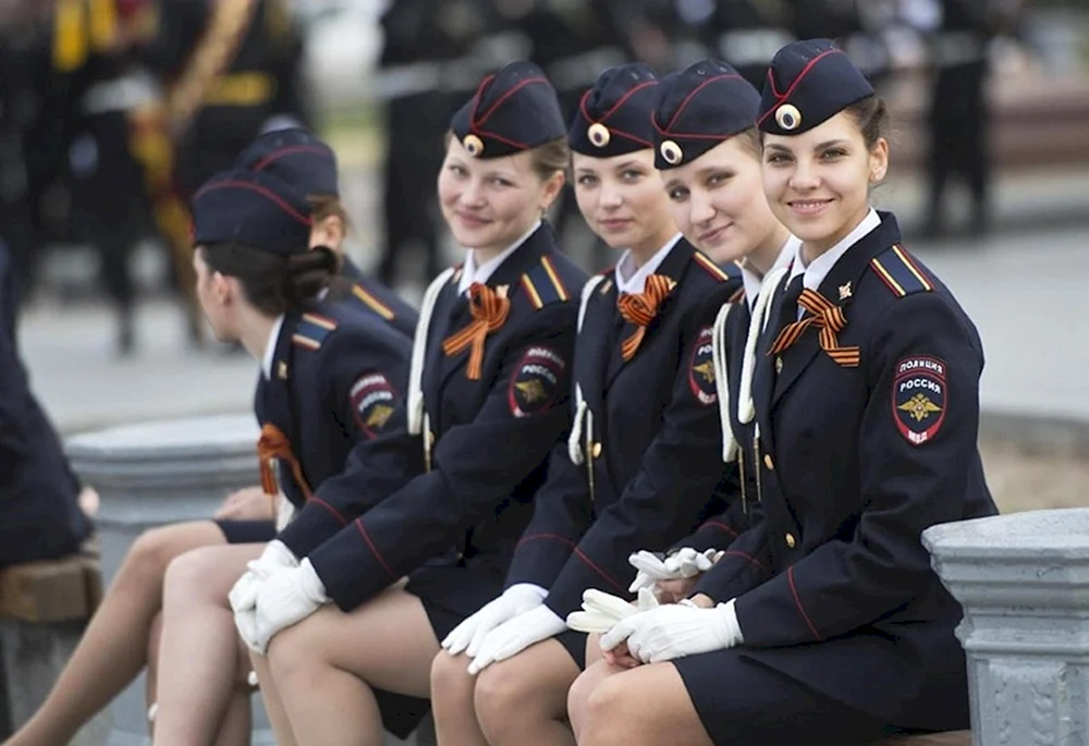 Mädchen in Polizeiuniform
