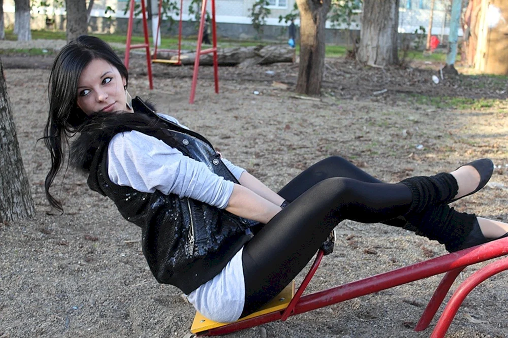 Mädchen in Leggings und Stiefeln