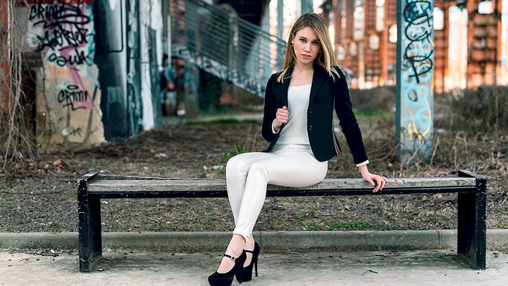 Mädchen in Leggings und Schuhen