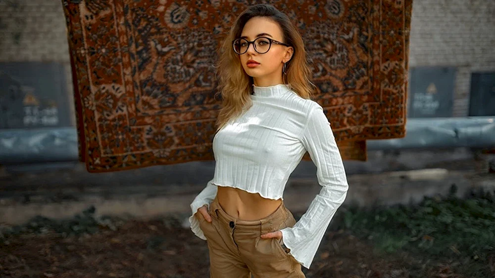 Mädchen mit Brille und Figur