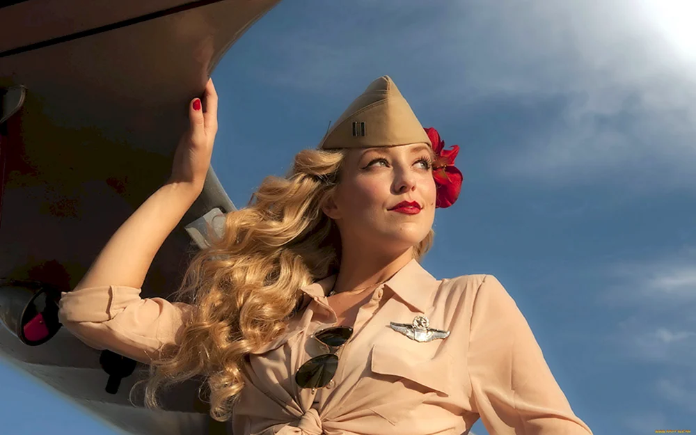 Mädchen. Uniformierte Mädchen in Militäruniform