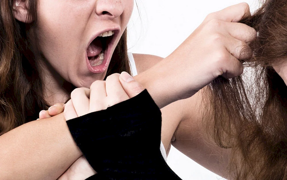 Mädchen wird an den Haaren gezogen