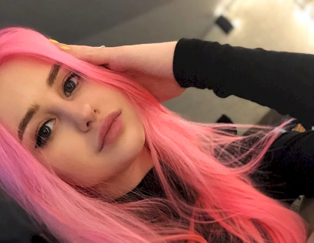 Kira Rausch mit blauen Haaren