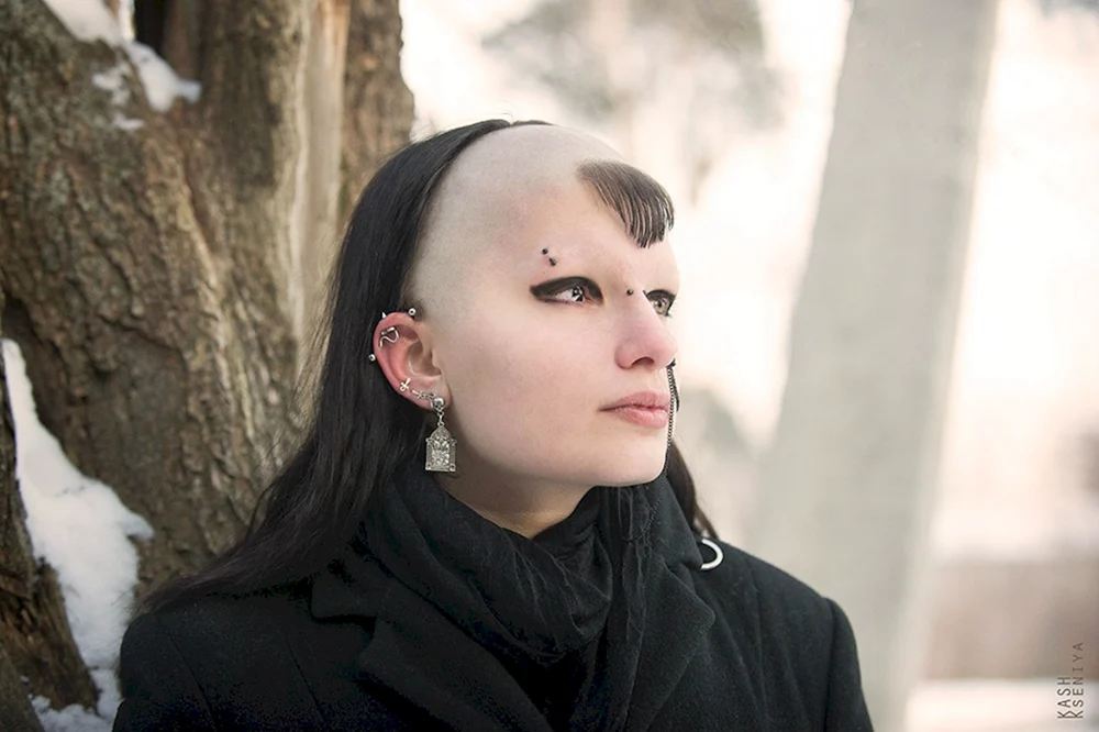 Diana Charogian hat eine Glatze